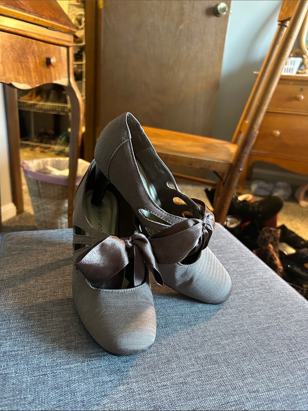 Ann Marino Charcoal Gray Bow-Accent Heels